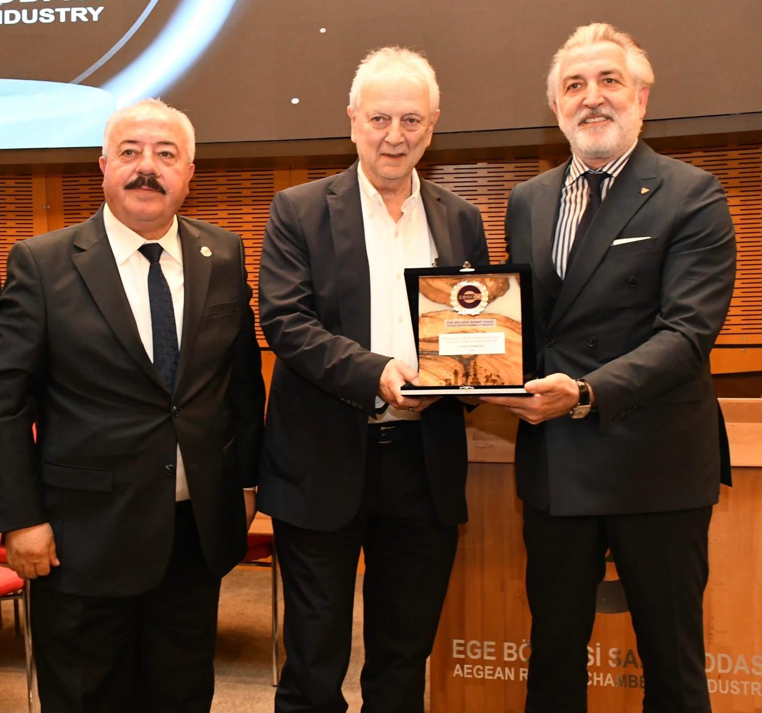 EBSO’DAN İZVAK’A PLAKET…